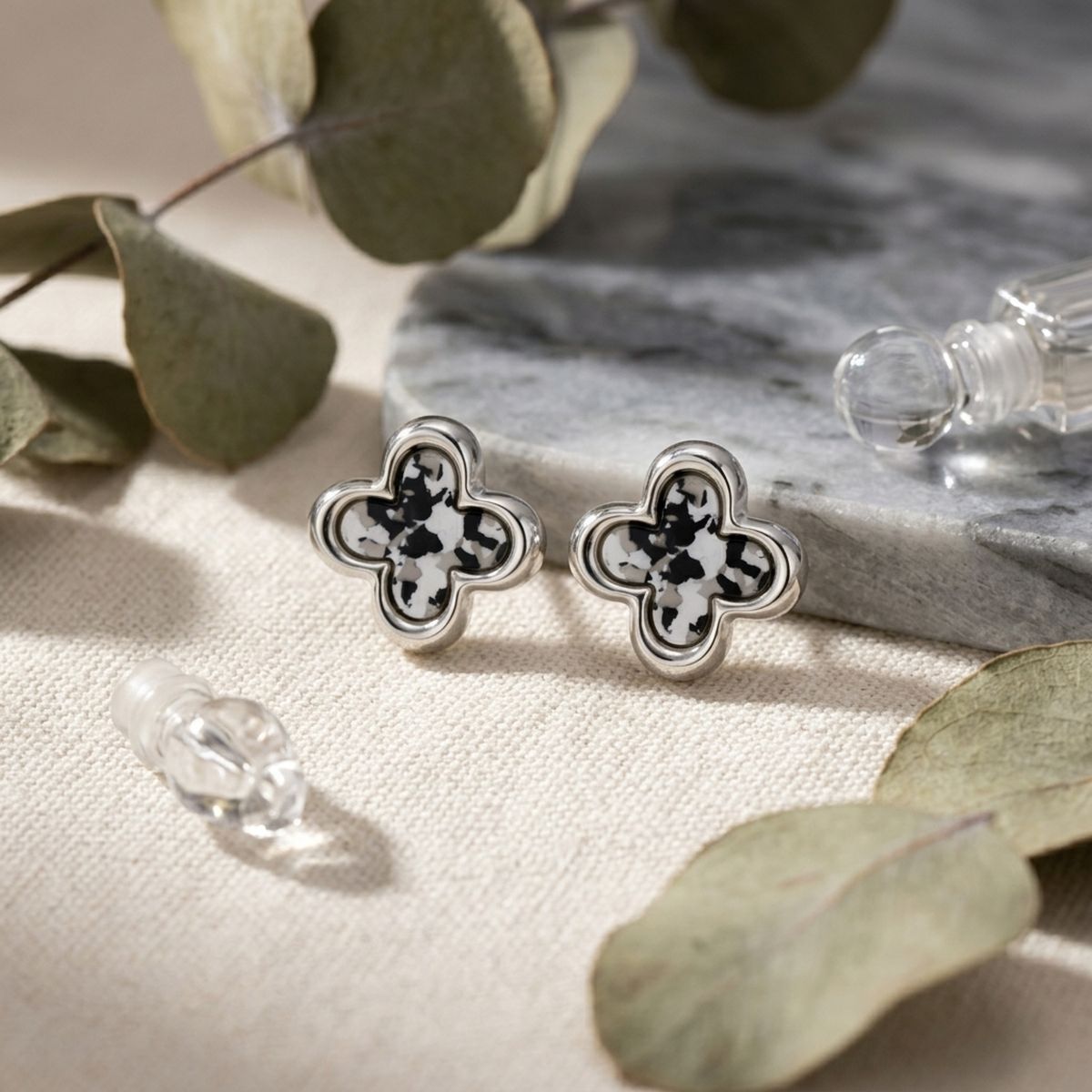 Stud Quatrefoil Gray Tortoiseshell Silver Earrings