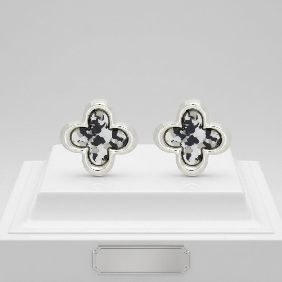 Stud Quatrefoil Gray Tortoiseshell Silver Earrings